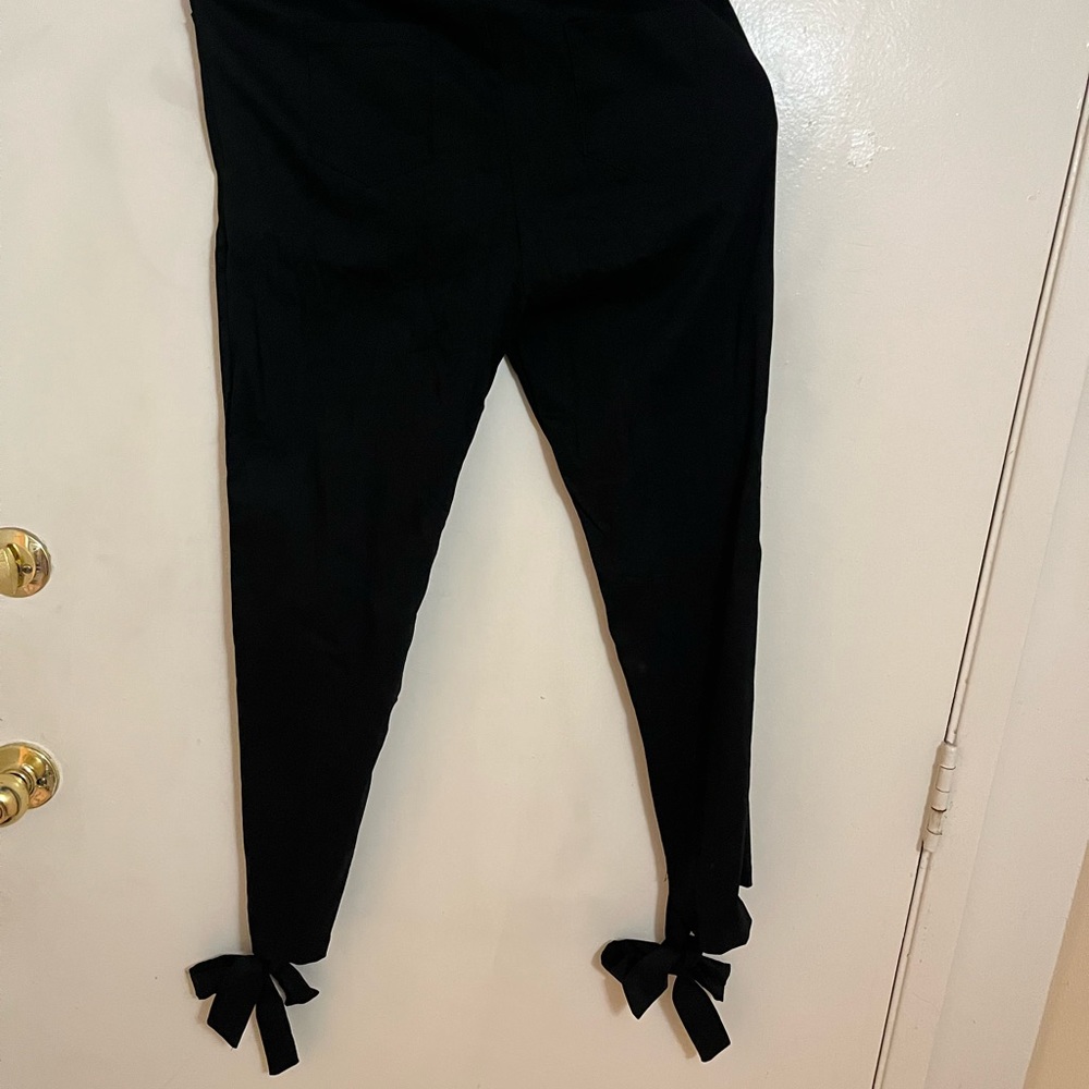 Legging pant with bow tie detail at ankles new